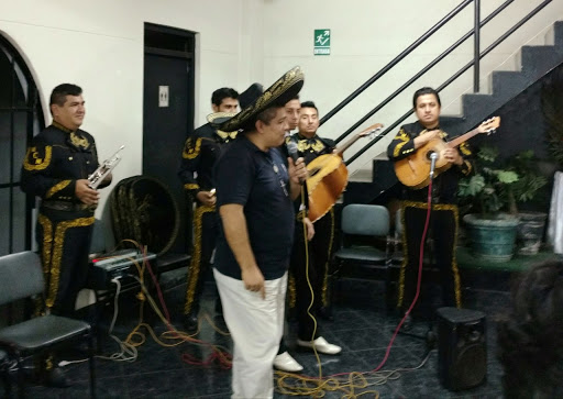 Mariachis en la Victoria